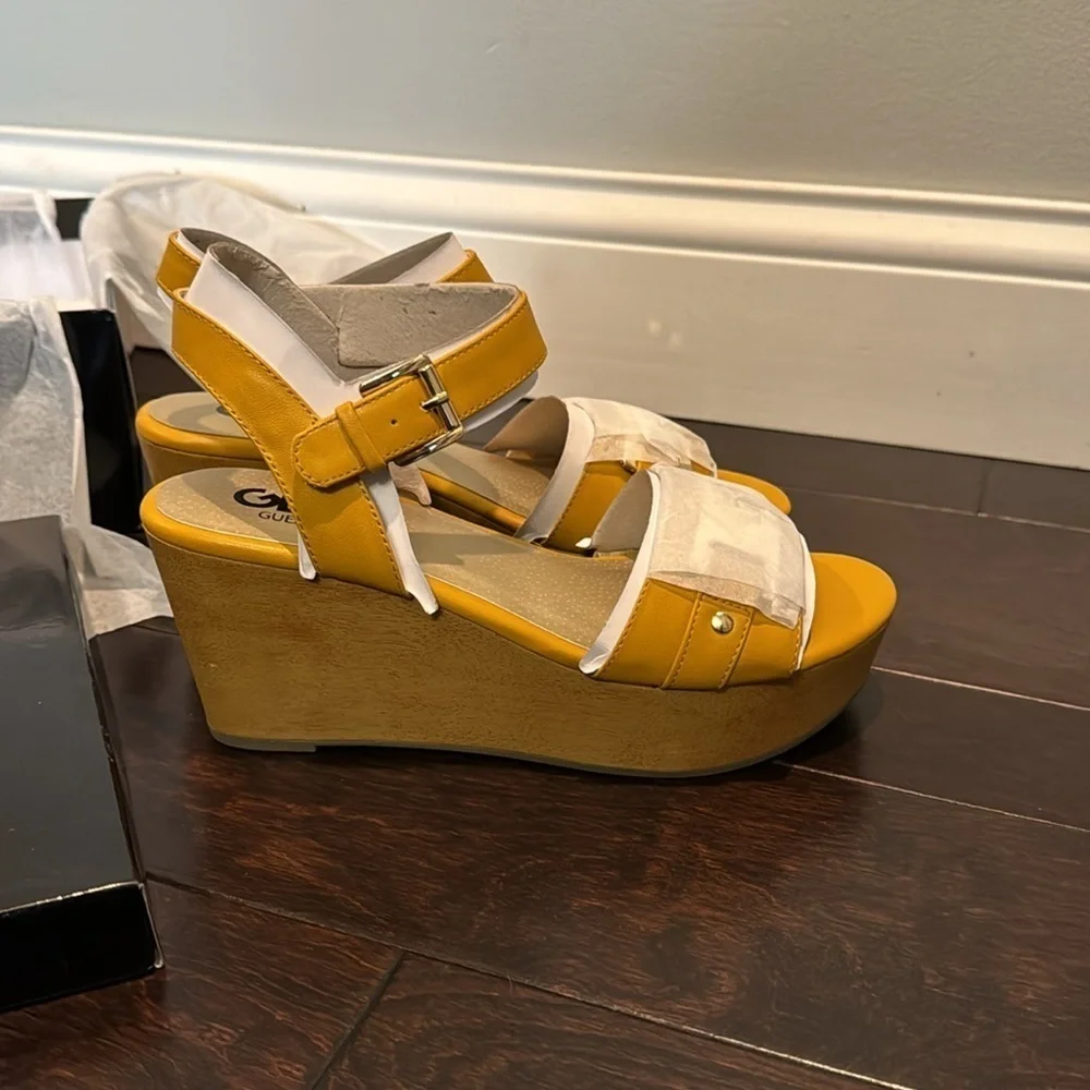 GBG Los Angeles Guess yellow wedge sandals NIB 9M